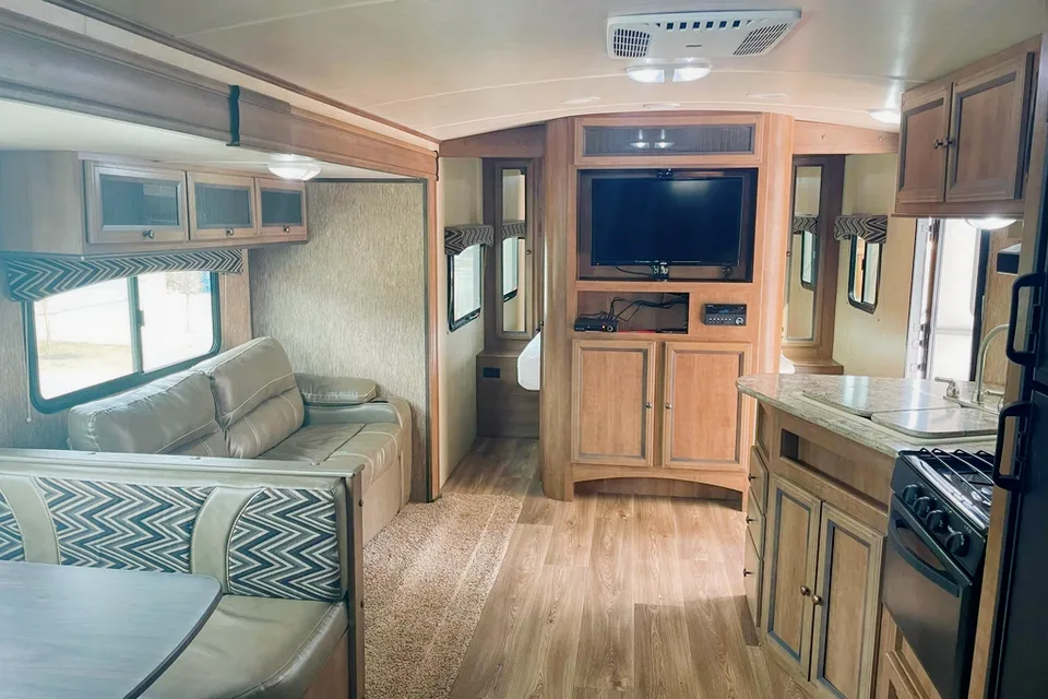 Matt's Mobile Mansion - Ultra Lite 2017 Shadow Cruiser 279DBS
