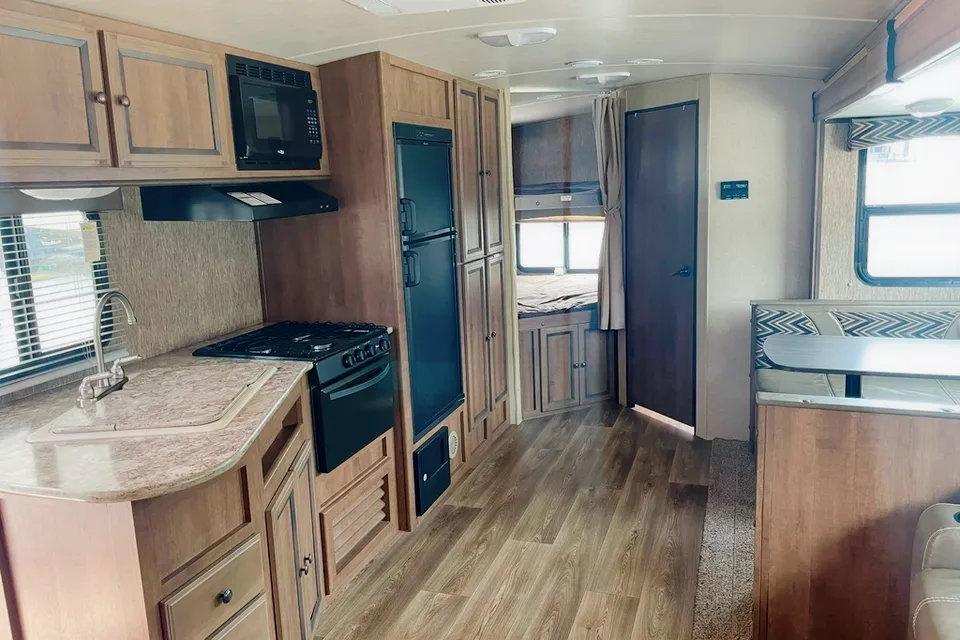 Matt's Mobile Mansion - Ultra Lite 2017 Shadow Cruiser 279DBS