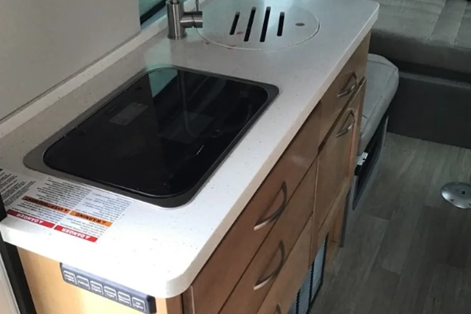 Betty - Coachmen Beyond 22C Class B
