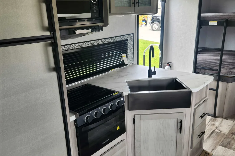 Harvey and Beccas Keystone 2755BH  Travel Trailer