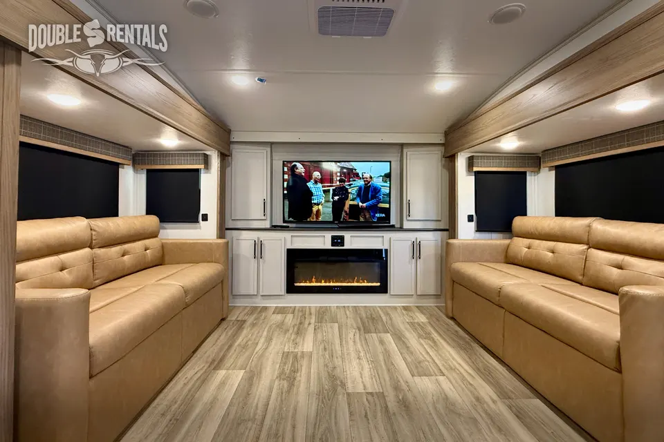 ASTORIA Front Living Room, Private King Master w/ 1.5 baths & W/D!