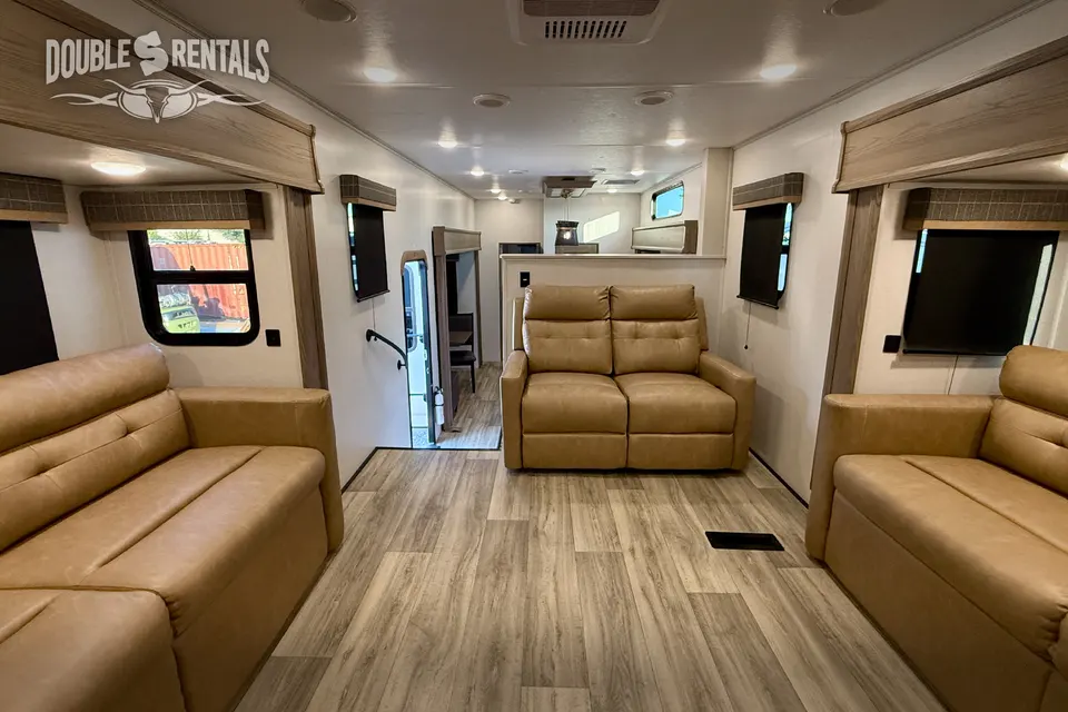 ASTORIA Front Living Room, Private King Master w/ 1.5 baths & W/D!