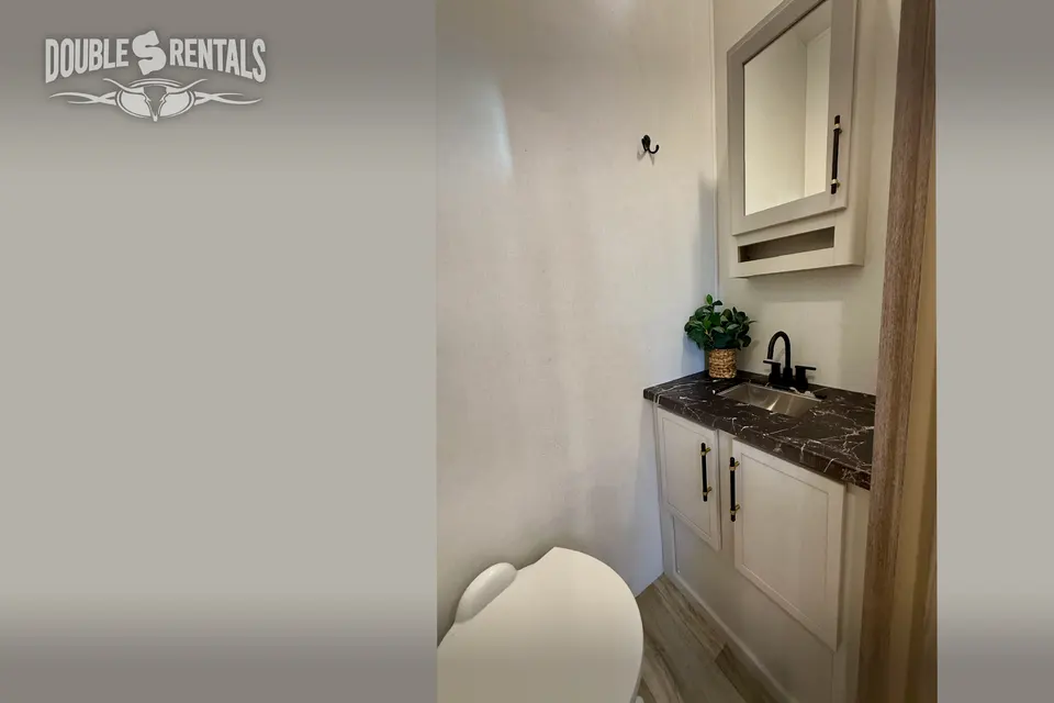 ASTORIA Front Living Room, Private King Master w/ 1.5 baths & W/D!