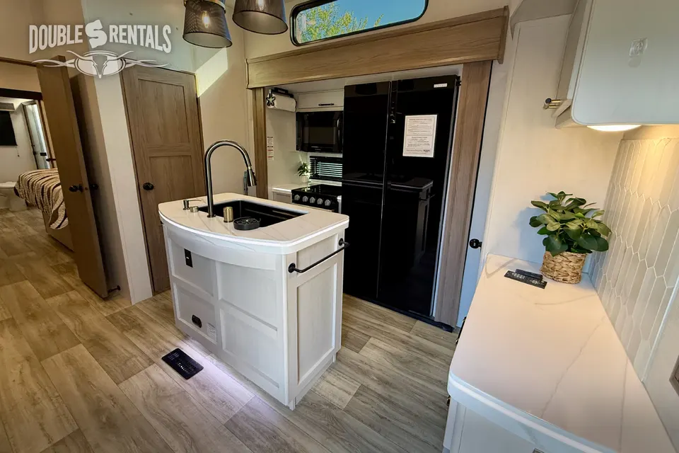ASTORIA Front Living Room, Private King Master w/ 1.5 baths & W/D!