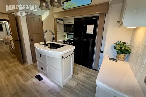 ASTORIA Front Living Room, Private King Master w/ 1.5 baths & W/D!