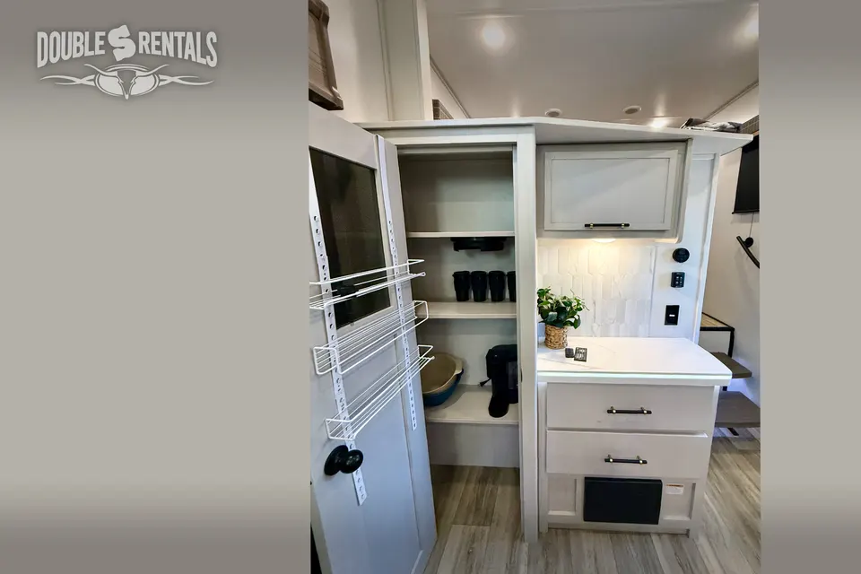 ASTORIA Front Living Room, Private King Master w/ 1.5 baths & W/D!