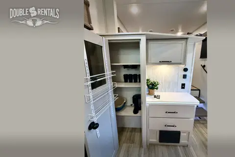 ASTORIA Front Living Room, Private King Master w/ 1.5 baths & W/D!