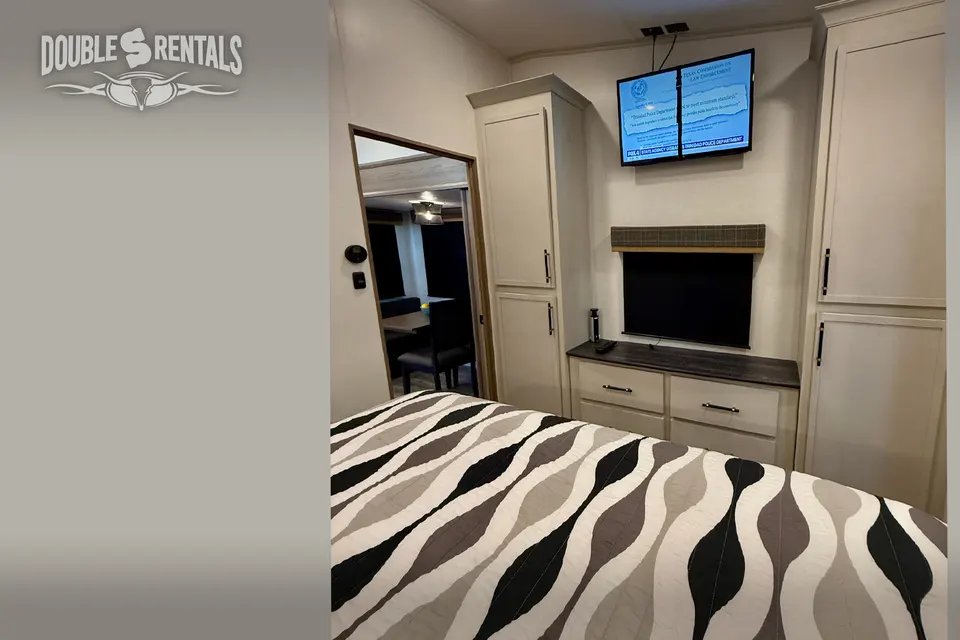 ASTORIA Front Living Room, Private King Master w/ 1.5 baths & W/D!