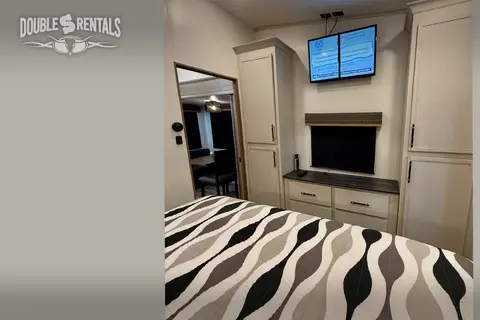 ASTORIA Front Living Room, Private King Master w/ 1.5 baths & W/D!