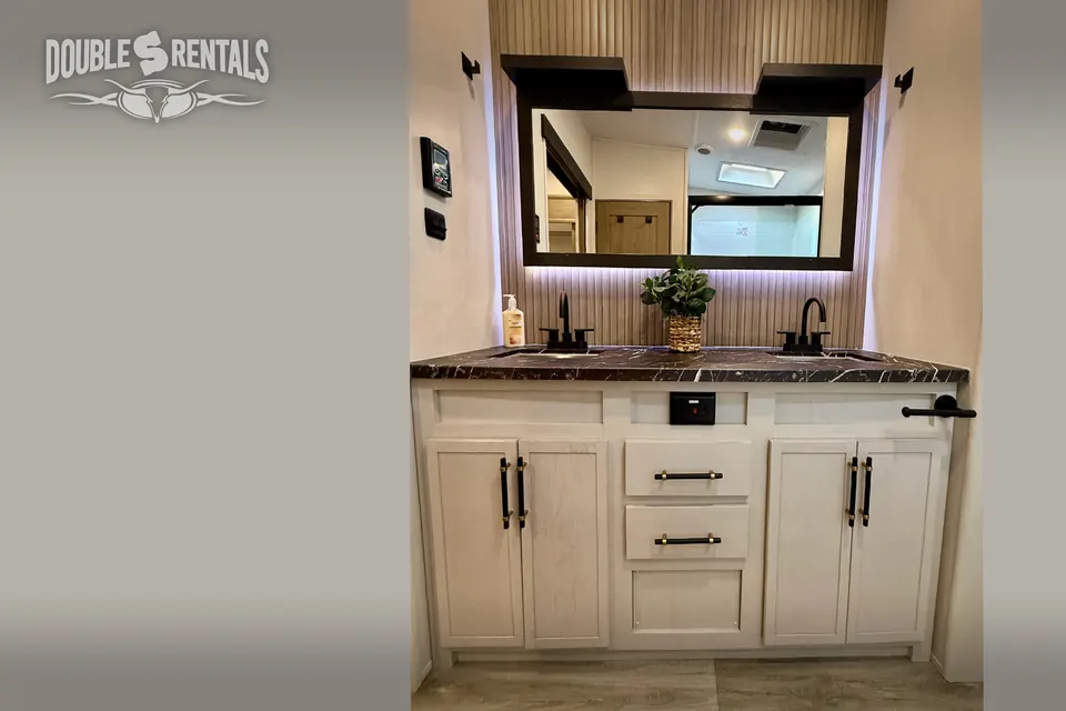 ASTORIA Front Living Room, Private King Master w/ 1.5 baths & W/D!