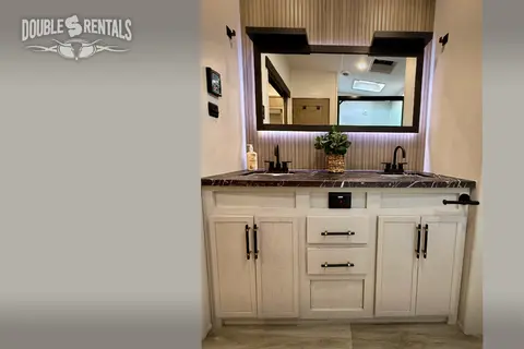 ASTORIA Front Living Room, Private King Master w/ 1.5 baths & W/D!