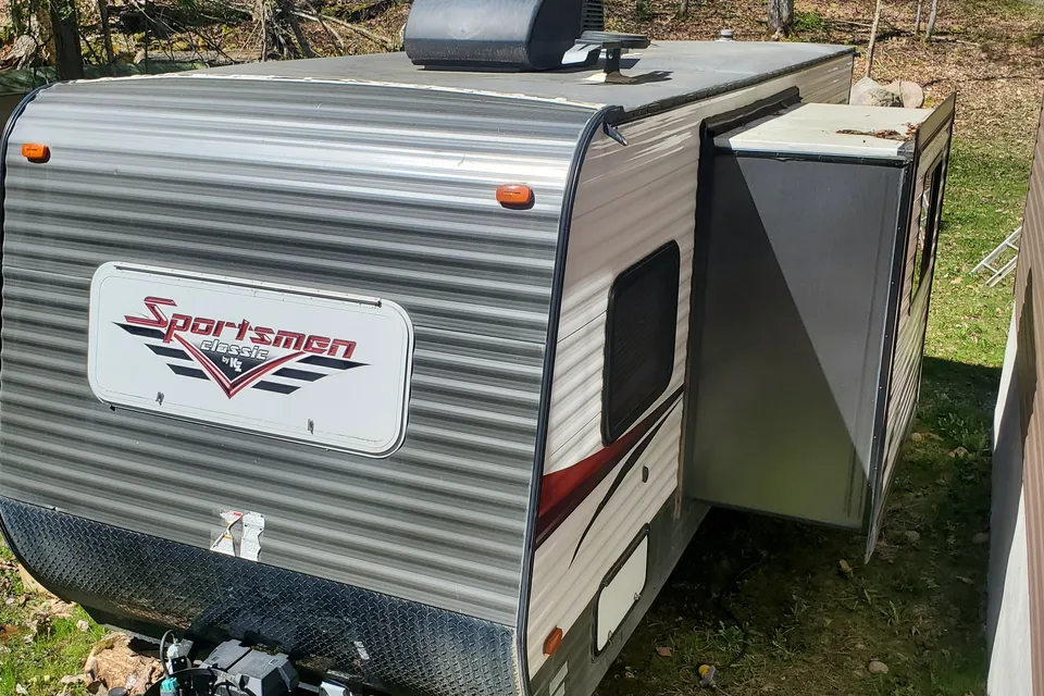 19ft Sportman Classic Travel Trailer queen and bunk beds