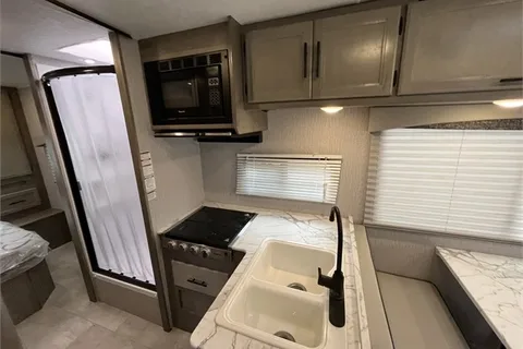 "The Real Deal" Coachmen Freelander 27qb Class C