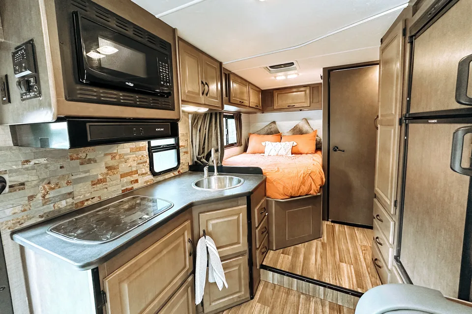 Super clean!! Fully furnished 6 person 2019 RV