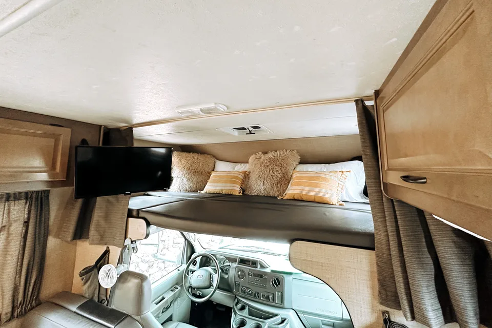 Super clean!! Fully furnished 6 person 2019 RV