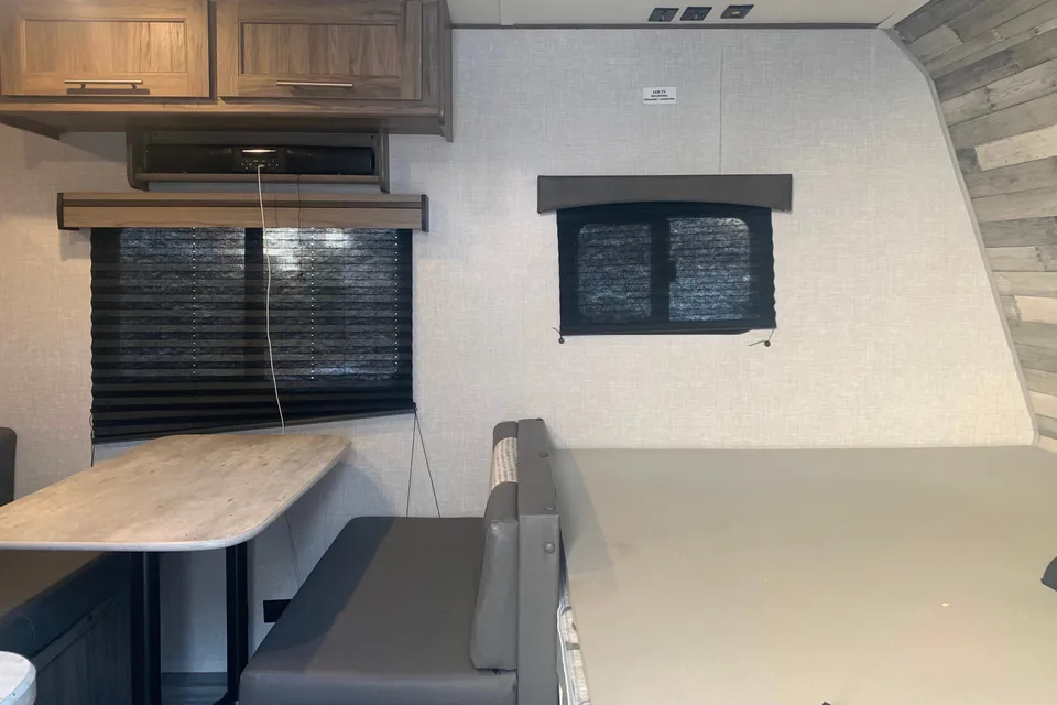 Bailey's Zinger Lite  18BH Travel Trailer