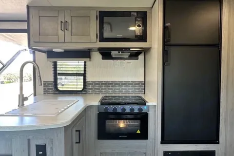 32 Ft Travel Trailer from Heartland King size bed! Sleeps 8-10