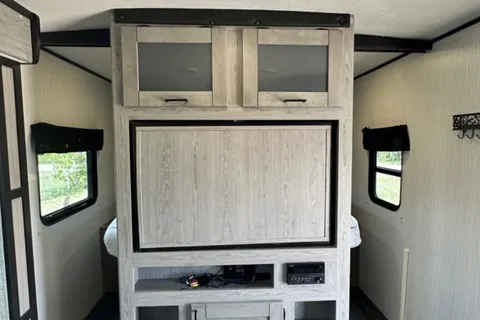 32 Ft Travel Trailer from Heartland King size bed! Sleeps 8-10