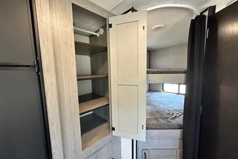 32 Ft Travel Trailer from Heartland King size bed! Sleeps 8-10