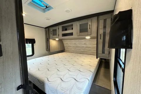 32 Ft Travel Trailer from Heartland King size bed! Sleeps 8-10