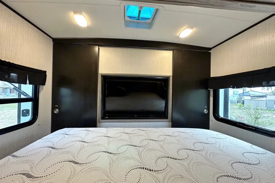 32 Ft Travel Trailer from Heartland King size bed! Sleeps 8-10