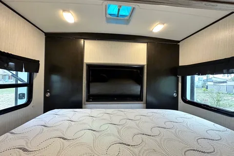 32 Ft Travel Trailer from Heartland King size bed! Sleeps 8-10