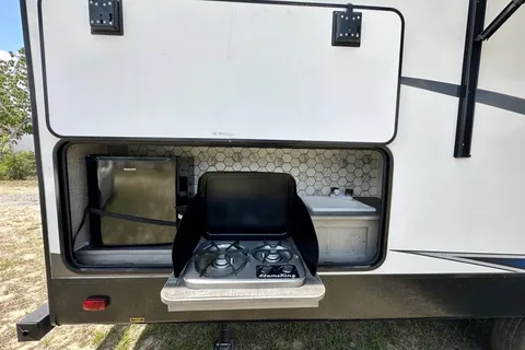 32 Ft Travel Trailer from Heartland King size bed! Sleeps 8-10