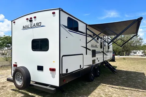 32 Ft Travel Trailer from Heartland King size bed! Sleeps 8-10