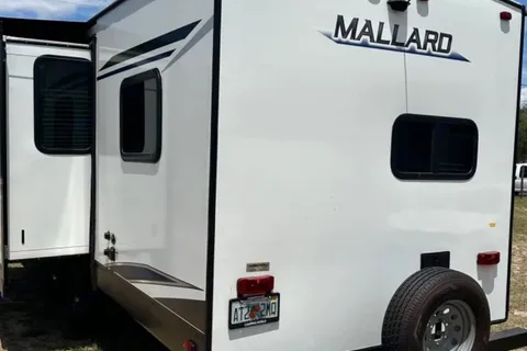 32 Ft Travel Trailer from Heartland King size bed! Sleeps 8-10