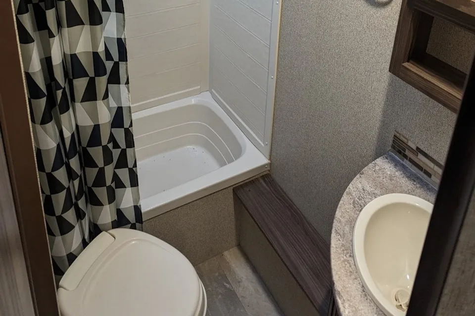 2019 Spacious APEX Bunkhouse