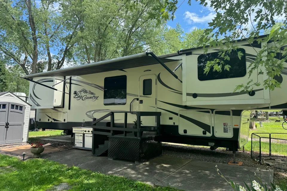Heartland Big Country 3800FL Fifth Wheel Sleeps 6!