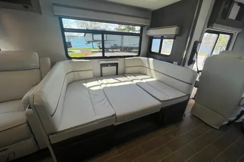 Vince, Brand new Georgetown GT5 Class A