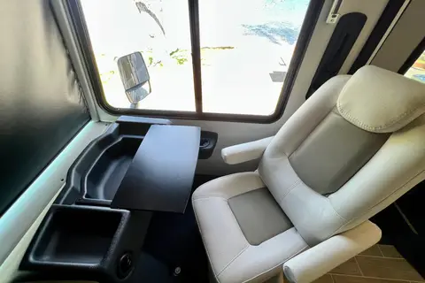 Vince, Brand new Georgetown GT5 Class A