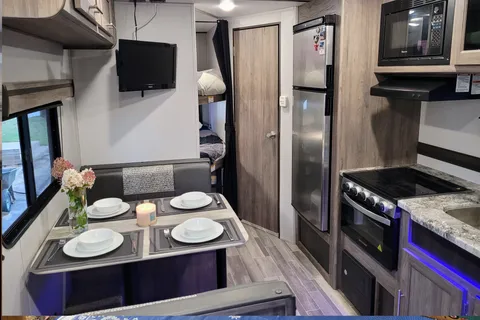 Dean's Crossroads Zinger Travel Trailer