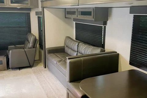 Joshua 's Jayco Jay flight SLX 8 / 265 RLS Travel Trailer