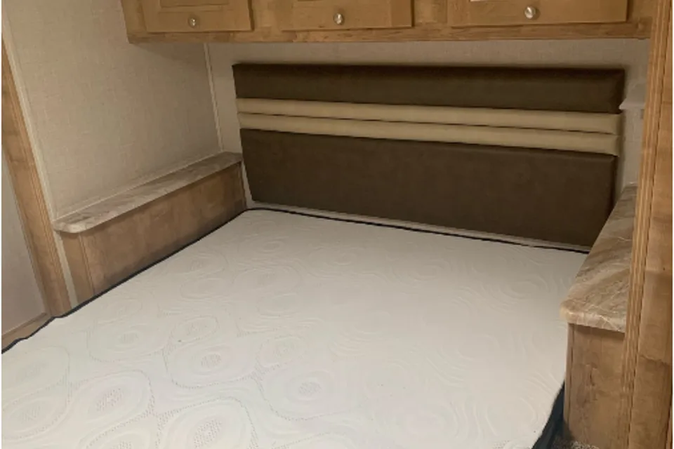 Surprise Adventure's Coachmen 260 DS Class C