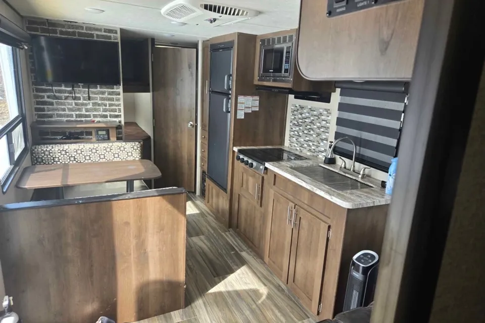 2-Shasta Travel Trailer / Camper / RV Rental