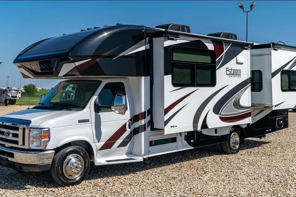 C19 *NEW* Entegra SLEEPS 8 - STARLINK WiFi Equipped -MASTER BEDROOM