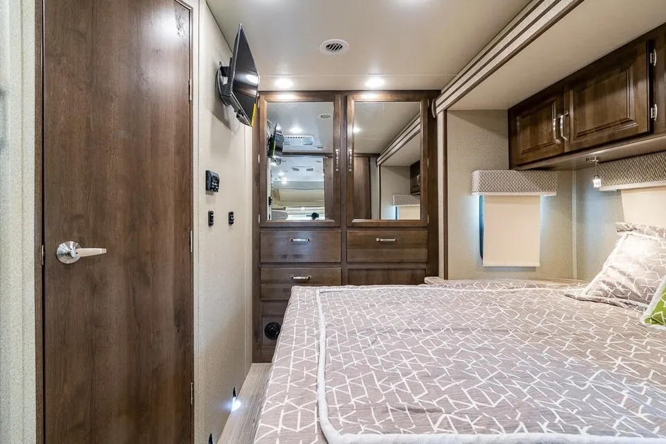C19 *NEW* Entegra SLEEPS 8 - STARLINK WiFi Equipped -MASTER BEDROOM