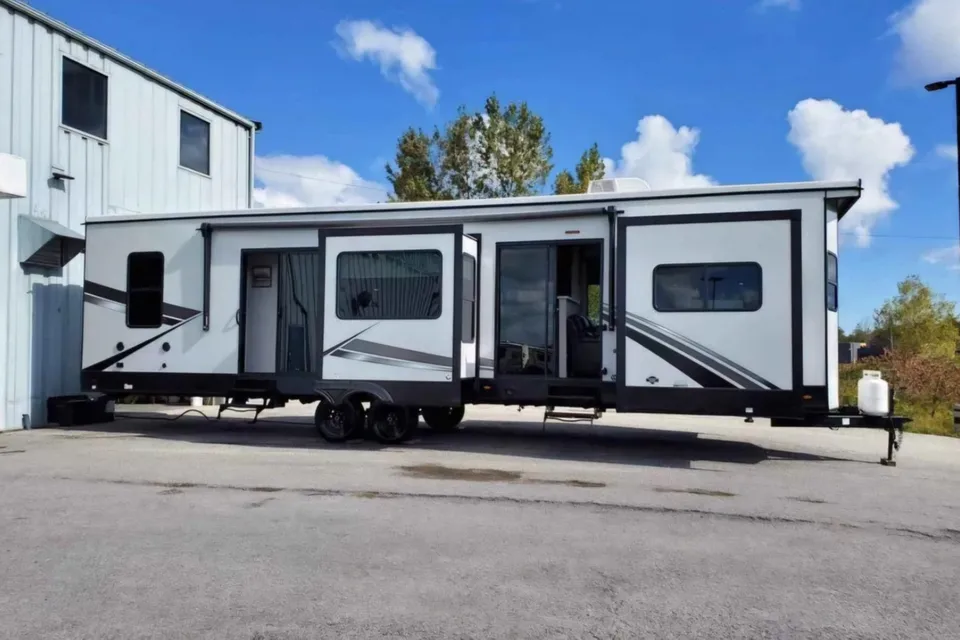 rebecca's Grand River 40fdd Travel Trailer
