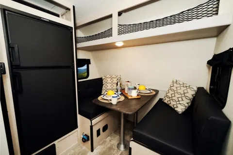 Coachmen Trailer 160022