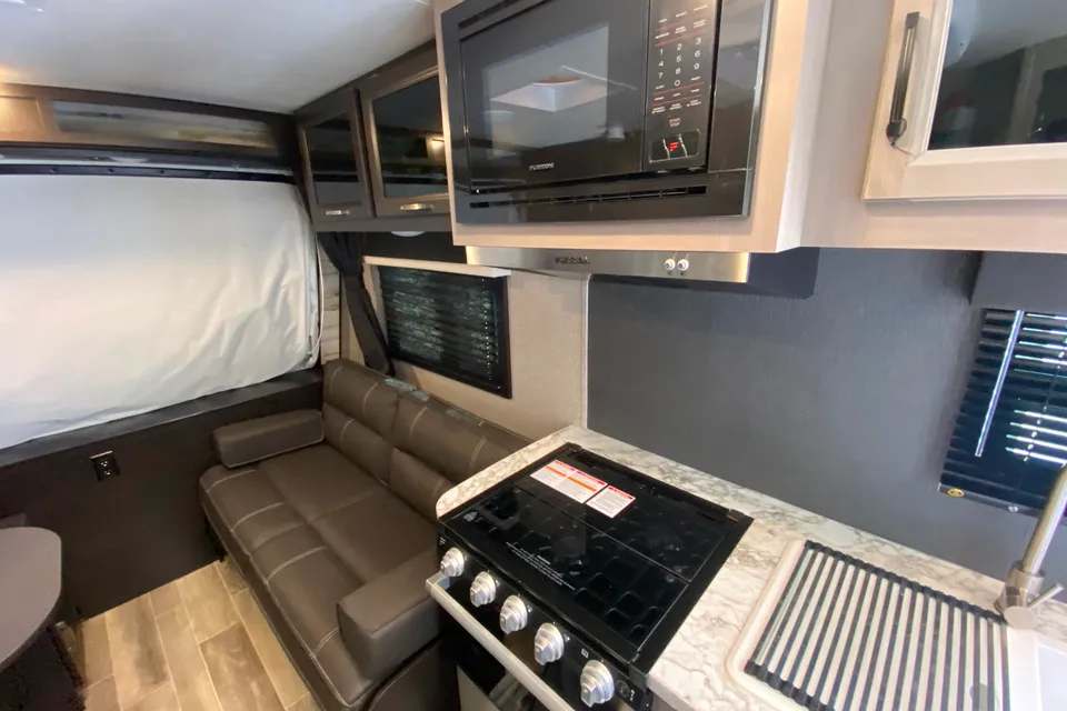 Jeffery's Jayco Jay Feather Hybrid
