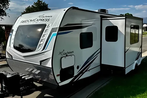 Kyle's 2022 Coachmen Freedom Express Ultralite Travel Trailer