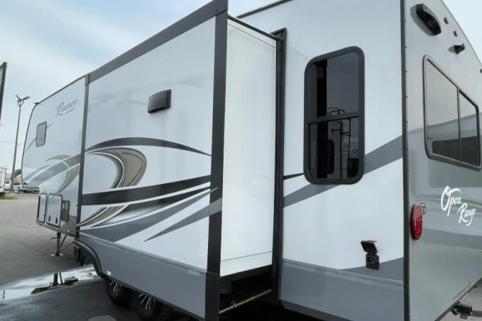 5TH WHEEL CAMPER WITH ROOM FOR EVERYONE!