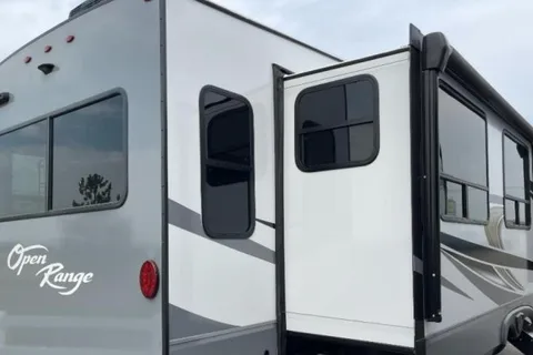 5TH WHEEL CAMPER WITH ROOM FOR EVERYONE!