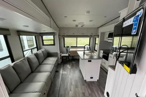 5TH WHEEL CAMPER WITH ROOM FOR EVERYONE!