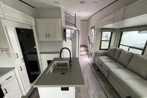 5TH WHEEL CAMPER WITH ROOM FOR EVERYONE!