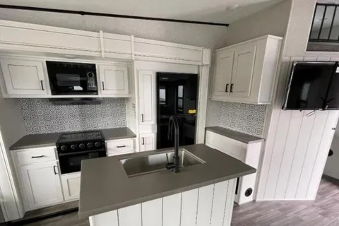 5TH WHEEL CAMPER WITH ROOM FOR EVERYONE!