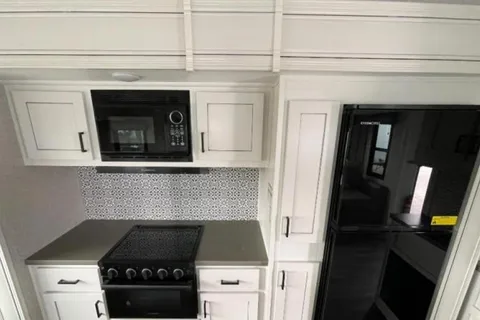 5TH WHEEL CAMPER WITH ROOM FOR EVERYONE!