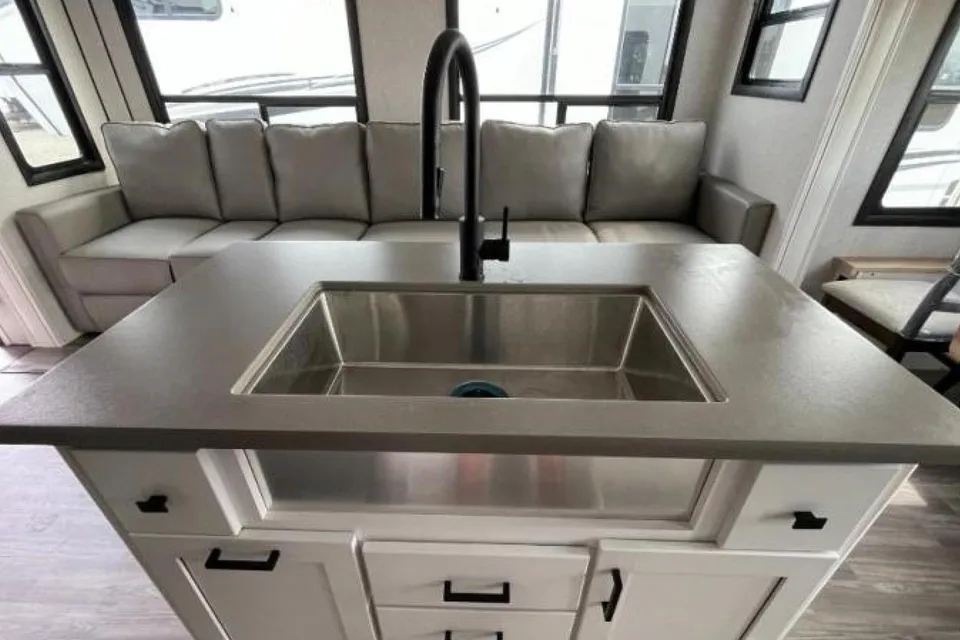 5TH WHEEL CAMPER WITH ROOM FOR EVERYONE!